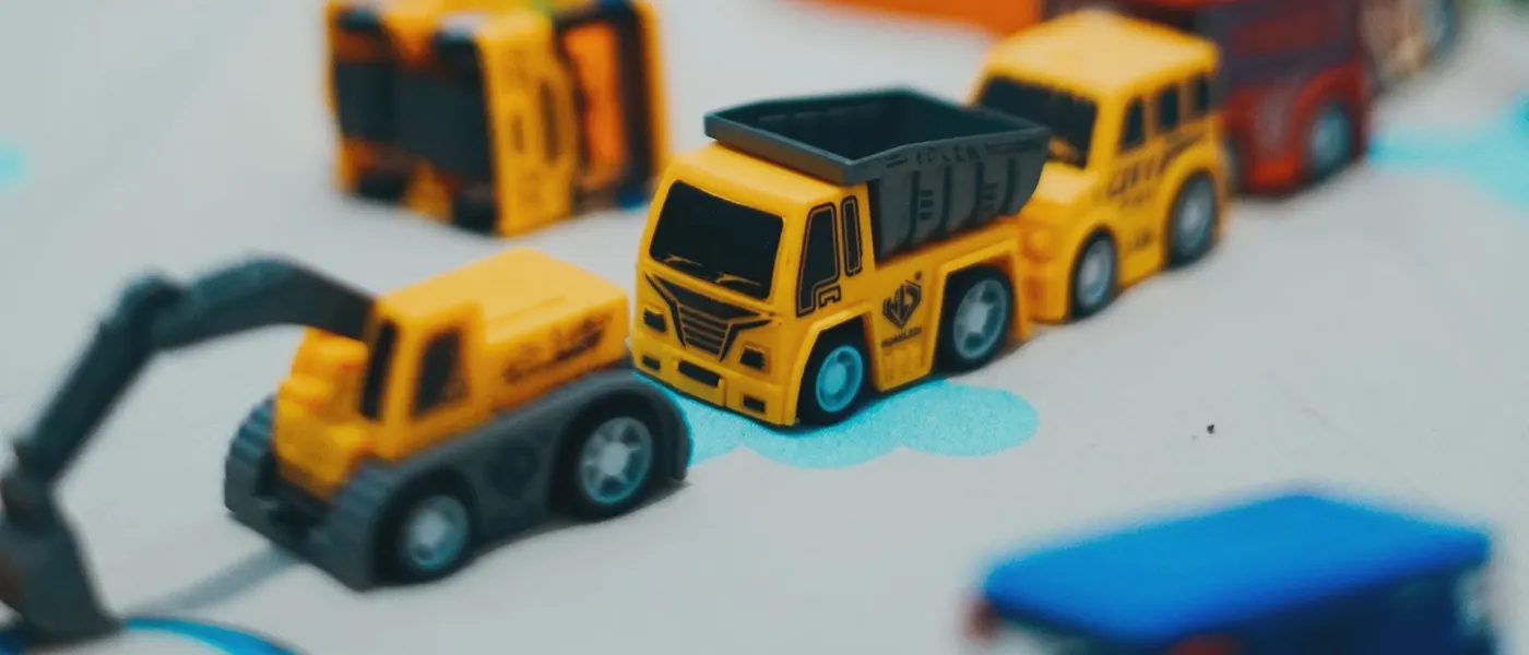 Speelgoed van kinderen op de vloer thuis