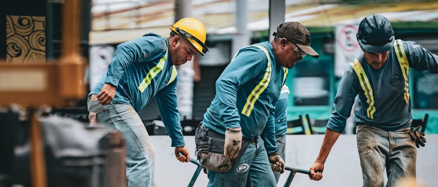 Werknemers met veiligheidshelm op een werf