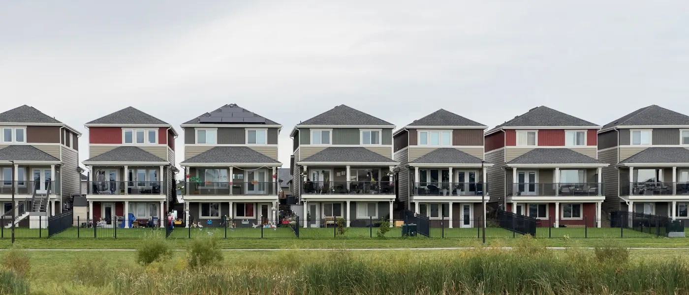 Rij woningen met tuin
